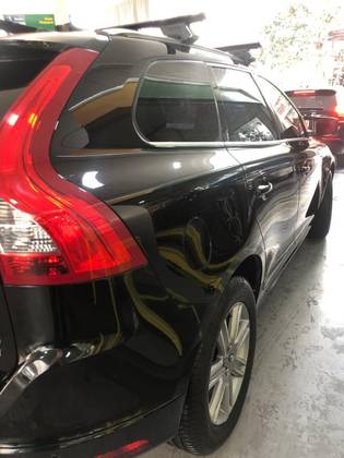 VOLVO XC60 2.4 D5 KINETIC DIESEL AWD 4P AUTOMÁTICO